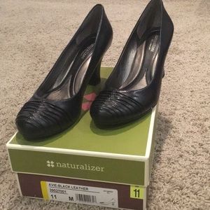 Naturalizer Avie Black Leather Pumps